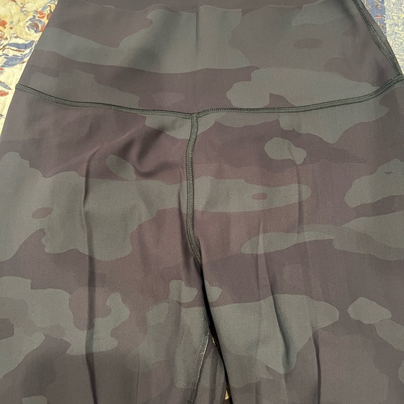 ALO Yoga Camouflage Leggings *wear* - Picture 3 of 7